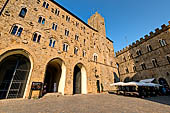 Volterra Piazza dei Priori - Palazzo Pretorio, costruito unificando diverse case e case torri.